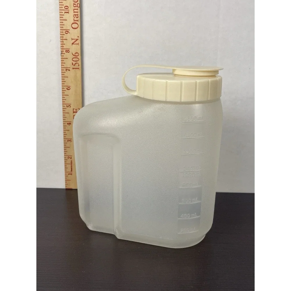Vintage Rubbermaid Servin' Saver 1.75 Qt. Drink Container Almond Flip Lid Clean!